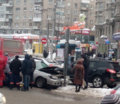 «Тойота» вылетела на островок безопасности в Новосибирске и травмировала двоих пешеходов