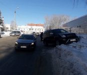Куча снега у дороги в Бердске спасла попавший в ДТП внедорожник от серьёзных повреждений