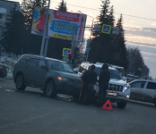 Два внедорожника не разъехались без аварии на перекрёстке в Бердске