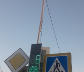 Светофор с деревянной мачтой увидел автолюбитель на перекрёстке в Бердске
