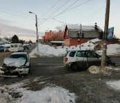«Тойоту» с разбитой «мордой» с места ДТП в Бердске увёзла «воровайка»