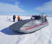 Эвакуировали завязших на снегоходах рыбаков спасатели Бердска