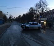 Лишённая прав автоледи разбила авто с пассажиром о кирпичный забор у Ортоса в Бердске