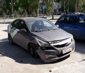 Девушка разбила каршеринговый Hyundai Solaris на перекрёстке в Бердске