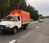 Водитель «Ниссана» протаранил грузовик дорожников на трассе в Бердске и остался цел