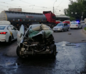 Водитель легковушки перевернул грузовик в Новосибирске и погиб на месте происшествия