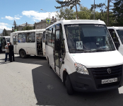 Из-за скопления автобусов пара из них столкнулись на остановке в центре Бердска