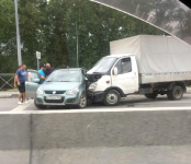 Жесткое столкновение ГАЗели и легковушки произошло на трассе Р-256 в Бердске