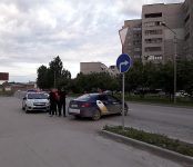 Мотоциклист протаранил Hyundai Solaris от «Яндекс.Такси» в Бердске