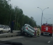 Иномарка взлетела на бордюр на трассе Р-256 в Бердске
