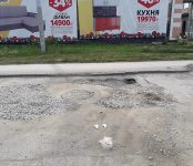 И так сойдёт: дорожники Бердска запломбировали дыру в парковочном кармане на Первомайской