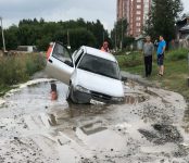 Daewoo Nexia провалилась на грунтовой дороге на улице Огнеупорной в Бердске