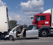 В НСО в столкновении с грузовиками травмирован двухмесячный пассажир легковушки