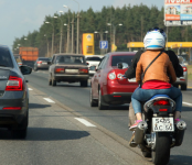 Госдума: Гонки на мотоциклах между рядов можно только большими штрафами