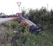 На кладбищенской дороге в Бердске перевернулся автомобиль