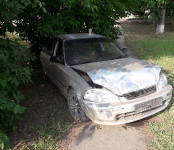 «Гонщик» на Honda Civic протаранил два джипа и снёс дорожное ограждение в Бердске