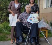 ОП Бердска и спорткомитет доставили общественнику Мишевскому новую инвалидную коляску взамен утраченной