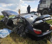 Смертельное ДТП: В результате столкновения  КамАЗа и легковушки на трассе в НСО водитель последней погиб