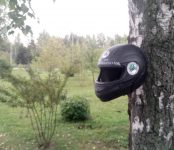 «Мотоциклисты Бердска» сделали из старых шлемов кормушки для птиц