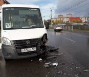 Маршрутка №17 с пассажирами протаранила легковушку на аварийно-опасном перекрёстке в Бердске