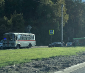 Три часа стояла трасса Р-256 от Бердска до Академгородка из-за аварии автобуса и легковушки