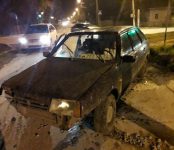 Вывернула бордюрый камень на перекрёстке «девятка» с подростками, уходя от полицейской погони в Бердске