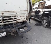 Отказали тормоза: грузовик протаранил Lexus LX-470 на перекрёстке в Бердске