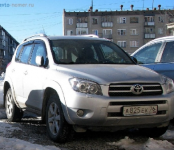В Бердске угнали автомобиль Toyota RAV-4 с наклейкой «шипы»