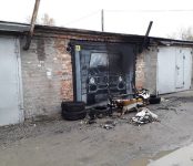 На пожаре в гараже в Бердске подгорели мебель и автомобиль