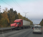 «Догоняшки» двух грузовиков на Бердском шоссе обошлись без пострадавших