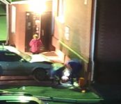 Автоледи на автомобиле впечатала в стену дома пожилую женщину в Бердске