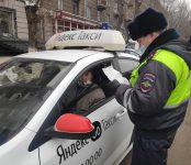 Таксистов нарушителей отлавливают автоинспекторы региона