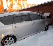 Проломил гаражную стену автомобиль «Тойота Ипсум» в Бердске