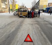 Автобус ЦМУ протаранил легковую иномарку на перекрестке в Бердске возле автошколы