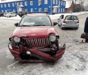 Американский Jeep и Honda Jazz от японского производителя столкнулись на перекрёстке в Бердске