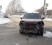 «Ниссан» повредил серьёзно передок о «семёрку» на перекрёстке в Бердске