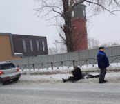 Живой увезли медики «скорой» женщину-пешехода, сбитую «Мицубиси» на трассе Р-256 в Бердске