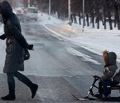 Предупреждает ГИБДД: детским санкам на дорогах Бердска не место!