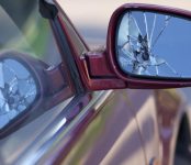 Дорожные войны в Бердске: Пассажир швырнул шланг от стиральной машины, повредив попутчику капот его авто в Бердске