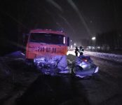 «Тойота Целика» разбилась о КамАЗ при ДТП в Новосибирске