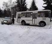 Объезжая снежный вал на главной улице Бердска рейсовый автобус №7 зацепил иномарку