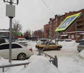 Порывом ветра вырвало с корнем дорожный знак у детсада в Бердске
