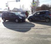 Toyota Opa и Suzuki Swift не разъехались без аварии на перекрёстке в Бердске