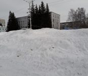 Место для инвалидов утонуло вместе со знаком на снегоотвале у мэрии Бердска