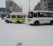 Автобус из Академгородка разбил стекло в маршрутке №12 в Бердске