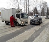 Легковой авто протаранил грузовик на Т-образном перекрёстке в Бердске