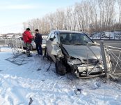 В столкновении двух «Тойот» разрушено дорожное ограждение на трассе в Бердске
