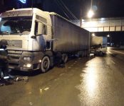 Ночной гонщик на «ГАЗели» протаранил фуру на пустой трассе в Бердске