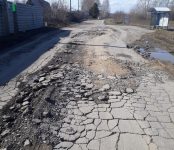 Очевидцы с возмущением показали дачникам Бердска сегодняшнее состояние дороги на водозабор