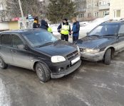 Две иномарки не разъехались без столкновения у перекрёстка в Бердске